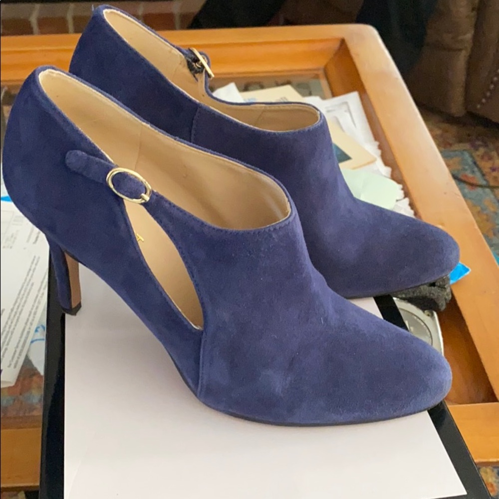 Nine West Navy Heels size 6.5 Very Gently Worn